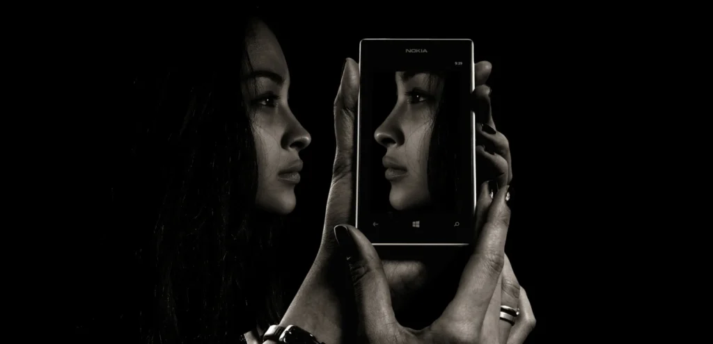 smartphone-jezelf een spiegel voorhouden foto Gerd Altmann Pixabay 1618909